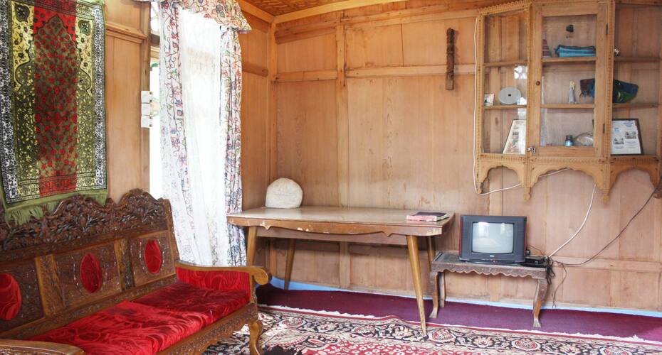 Switzerland Houseboat, Srinagar 3